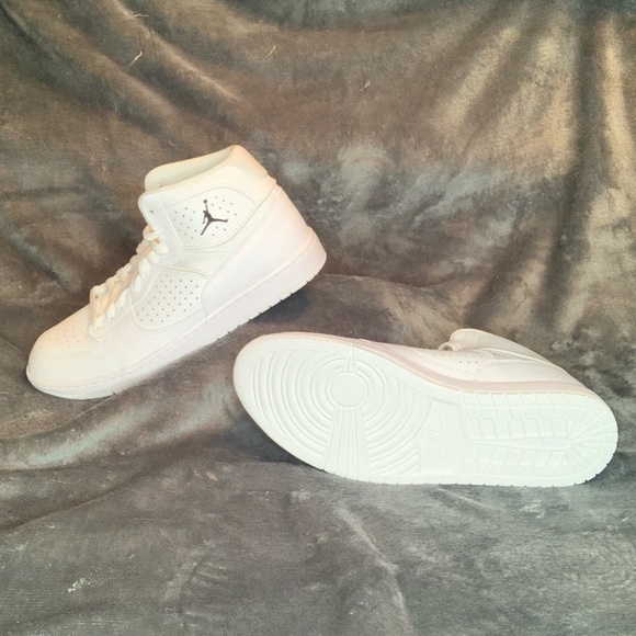 Jordan Jumpman’s white size 11 - Picture 2 of 3